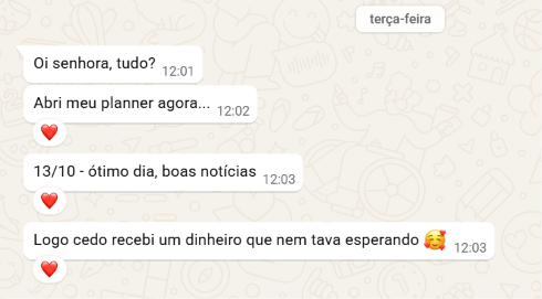Print de WhatsApp: cliente abre o planner, lê '13/10 - ótimo dia, boas notícias' e conta que recebeu um dinheiro inesperado
